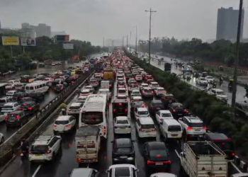 दिल्ली-NCR में बारिश से ‘महाजाम’! दफ्तर से निकले लोग घंटों से सड़कों पर ही फंसे