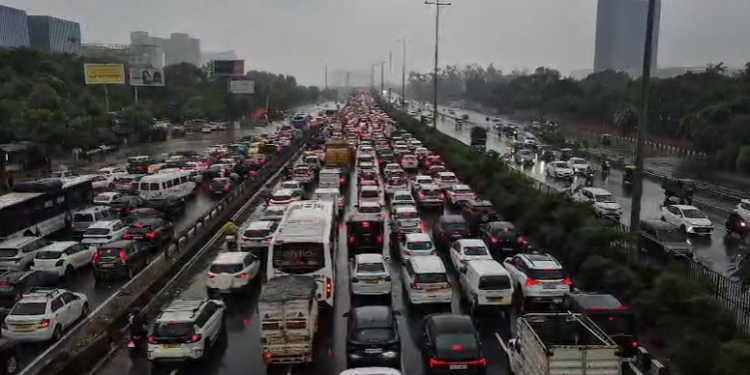 दिल्ली-NCR में बारिश से ‘महाजाम’! दफ्तर से निकले लोग घंटों से सड़कों पर ही फंसे