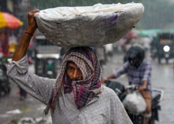 दिल्ली में भारी बारिश से कई इलाके जलमग्न, 9 से ज्यादा मकान गिरे