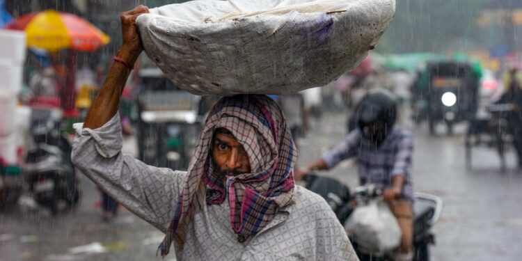 दिल्ली में भारी बारिश से कई इलाके जलमग्न, 9 से ज्यादा मकान गिरे