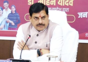 CM मोहन यादव के सख्त तेवर, CMHO समेत 3 अधिकारी सस्पेंड, SDM-पटवारी को नोटिस