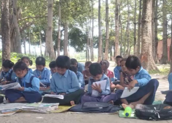 बिहार के सरकारी स्कूलों की शर्मनाक तस्वीर! कहीं झोपड़ी में क्लास तो कहीं टिन शेड के नीचे पढ़ाई
