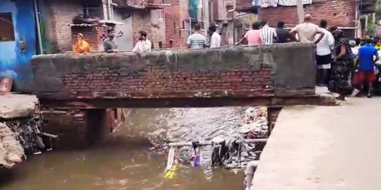 दिल्ली में नाले के तेज बहाव में बह गया 18 साल का युवक, नोएडा से लौटते वक्त हुआ हादसा, रेस्क्यू ऑपरेशन जारी