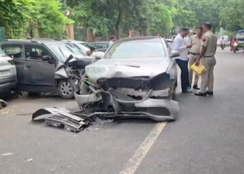 बेकाबू मर्सिडीज ने बुजुर्ग महिला को रौंदा, तीन गाड़ियों को भी मारी टक्कर, नशे में गाड़ी चलाने का आरोप