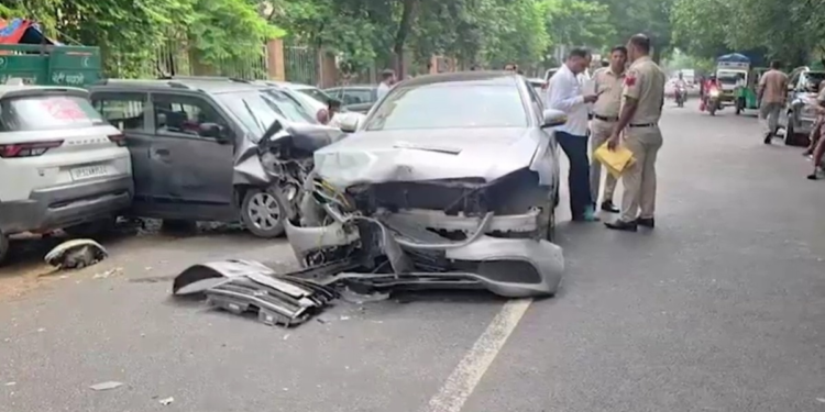 बेकाबू मर्सिडीज ने बुजुर्ग महिला को रौंदा, तीन गाड़ियों को भी मारी टक्कर, नशे में गाड़ी चलाने का आरोप