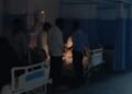 बिहार: सरकारी अस्पताल में बड़ी लापरवाही, बिजली कटी तो डॉक्टरों ने टॉर्च जलाकर किया ट्रीटमेंट- VIDEO