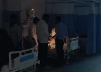 बिहार: सरकारी अस्पताल में बड़ी लापरवाही, बिजली कटी तो डॉक्टरों ने टॉर्च जलाकर किया ट्रीटमेंट- VIDEO