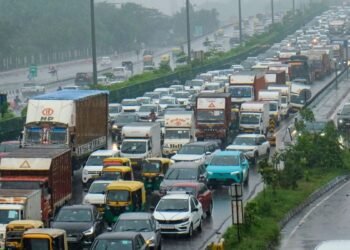 बादल बरसे, दिल्ली-NCR तर-बतर! कहीं पानी, कहीं जाम… तस्वीरों में देखें बारिश का असर
