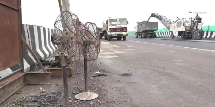 पंखे से हाइवे सुखाने वाली कंपनी का कच्चा चिट्ठा, पहले भी घूस लेते पकड़े गए थे कर्मचारी