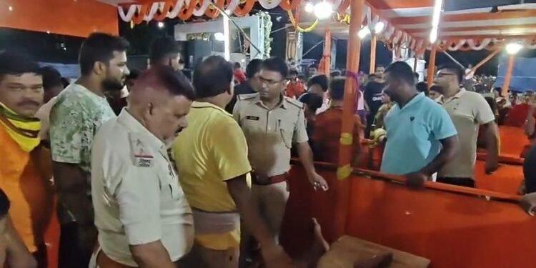 कांवरिया लेन में घुसी Dial-112 की गाड़ी, आराम कर रहे श्रद्धालु के पैर पर चढ़ा पहिया