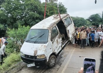 अधूरा पुल पानी में नहीं दिखा… नाले में बही 11 लोगों से भरी ईको वैन, 3 साल के मासूम समेत 9 शव बरामद