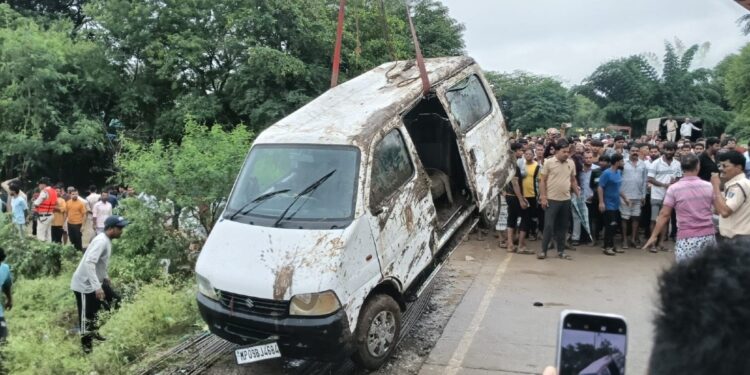 अधूरा पुल पानी में नहीं दिखा… नाले में बही 11 लोगों से भरी ईको वैन, 3 साल के मासूम समेत 9 शव बरामद