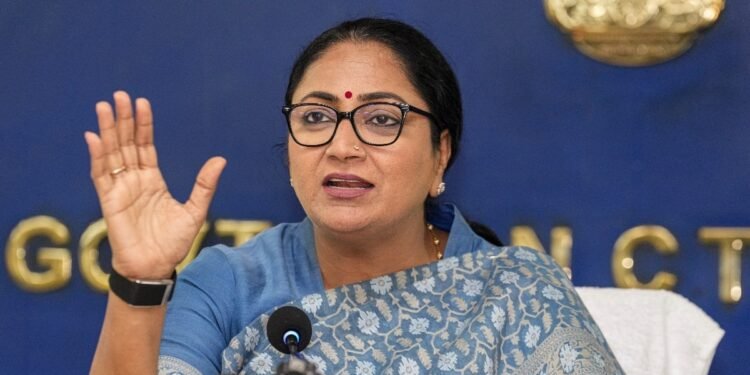 ‘कम से कम कपड़े तो पहन लेते…’ AAP विधायक के वीडियो पर CM रेखा गुप्ता का तंज