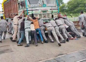 ट्रेन आने वाली थी और ट्रैक के बीच खराब हो गया लोडेड ट्रक… फिर जो हुआ, वो VIDEO में देखिए