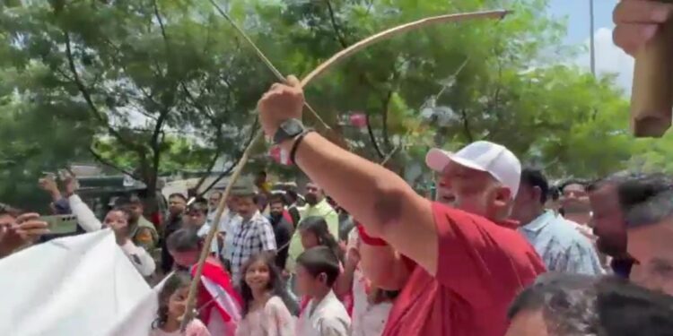 VIDEO: सांसद पप्पू यादव का देसी अंदाज! पूर्णिया की सड़कों पर लगाए ठुमके, धनुष-तीर से साधा निशाना