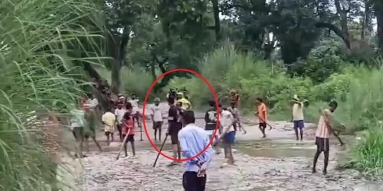 बिहार में स्वास्थ्य व्यवस्था की दर्दनाक तस्वीर! नदी में फंसा ट्रैक्टर, प्रसव पीड़ा में तड़पती गर्भवती ने तोड़ा दम