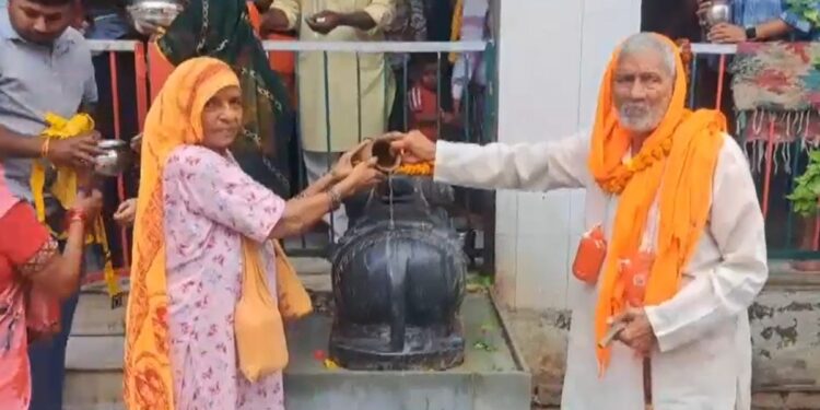 85 साल के चंदर ने हरिद्वार से उठाई कांवड़, 250 KM चलकर पहुंचे गांव, बोले- भोले बाबा का बुलावा था
