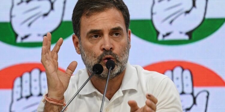 झारखंड में छात्रों के प्रदर्शन से घिरी कांग्रेस, BJP के निशाने पर राहुल गांधी