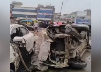 नशे में थे? महिला और 3 युवक सवार थे… कार ने 3 वाहनों को मारी टक्कर, भोपाल की सड़क पर मचा बवाल