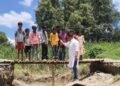 महिलाओं की परेशानी देख बच्चों ने बनाया चचरी पुल, नन्हे हाथों की पहल ने जीता ग्रामीणों का दिल