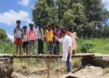 महिलाओं की परेशानी देख बच्चों ने बनाया चचरी पुल, नन्हे हाथों की पहल ने जीता ग्रामीणों का दिल