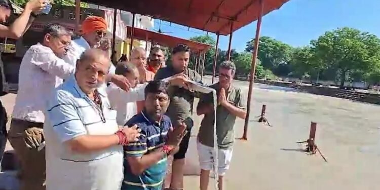 ‘हम शर्मिंदा तो बहुत हैं’… अस्थि विसर्जन में भी नहीं पहुंची तीनों बेटियां, घर पर करेंगी पिता की तेरहवीं 
