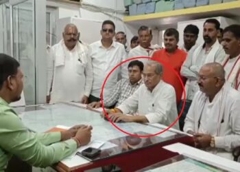 सड़कों की हालत देख आपा खो बैठे विधायक, PWD अफसरों से बोले- जनता कब तक झेलेगी