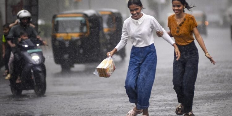 13 अगस्त का मौसम: MP में बारिश और तेज हवाएं बढ़ाएंगी मुश्किलें, जानिए किन जिलों में असर ज्यादा
