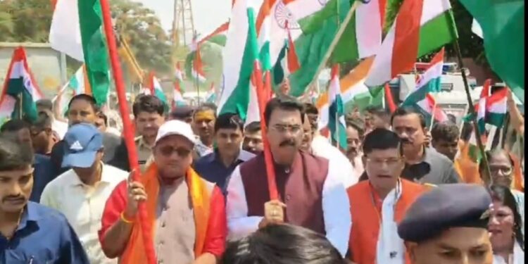 देशभक्ति गीतों और भारत माता के जयकारों से गूंजा दरभंगा, हजारों लोगों ने निकाली भव्य तिरंगा यात्रा, DM-SSP भी पैदल चले
