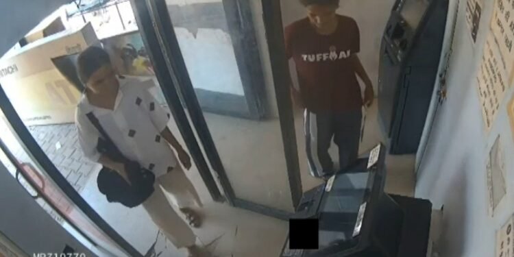 ‘एक अंदर मनी ट्रे मोड़ती रही, दूसरी बाहर देती रही पहरा’; रेवाड़ी में ATM से चोरी का अनोखा वायरल वीडियो