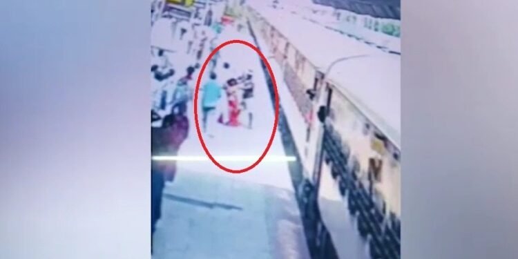 VIDEO: दंपति ने बच्ची समेत चलती ट्रेन से लगाई छलांग, RPF जवान ने ऐसे बचाई जान