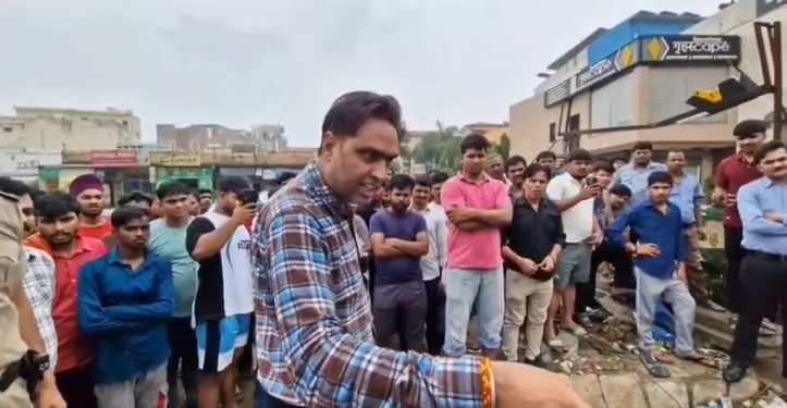 ‘मैं कोई चुन्नू-मुन्नू अफसर नहीं हूं’, अतिक्रमण हटाने पहुंचे R.S. भाठ ने दी सख्त कार्रवाई की चेतावनी