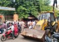 गुना में बुलडोजर लेकर पहुंचे ABVP कार्यकर्ता… जर्जर स्कूलों को लेकर सरकार के खिलाफ मोर्चा, 100 स्कूलों की सौंपी लिस्ट