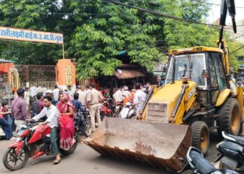 गुना में बुलडोजर लेकर पहुंचे ABVP कार्यकर्ता… जर्जर स्कूलों को लेकर सरकार के खिलाफ मोर्चा, 100 स्कूलों की सौंपी लिस्ट