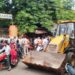 गुना में बुलडोजर लेकर पहुंचे ABVP कार्यकर्ता… जर्जर स्कूलों को लेकर सरकार के खिलाफ मोर्चा, 100 स्कूलों की सौंपी लिस्ट
