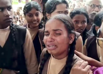 ‘स्कूल बदला तो पढ़ाई बंद हो जाएगी’, आंसू लेकर कलेक्टर कार्यालय पहुंचीं 800 छात्राएं, शिफ्टिंग का किया विरोध