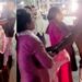 नाइट ड्यूटी पर निकला और रास्ते में मोमोज खाने लगा पति… उसी ठेले पर बॉयफ्रेंड संग दिखी पत्नी, फिर जो हुआ, वीडियो हो गया वायरल