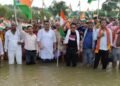 आजादी के 79 साल बाद भी सुविधाओं का इंतजार… बगहा में नदी के बीच उतरे ग्रामीण और निकाली तिरंगा यात्रा