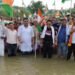 आजादी के 79 साल बाद भी सुविधाओं का इंतजार… बगहा में नदी के बीच उतरे ग्रामीण और निकाली तिरंगा यात्रा