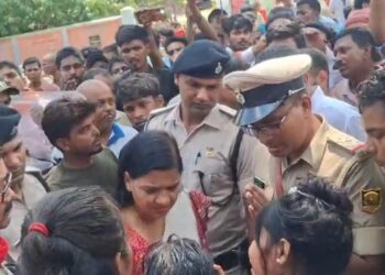बाघ के हमले से शख्स की मौत के बाद बवाल, ग्रामीणों ने वन विभाग की गाड़ी पर लाठी-डंडों से किया हमला