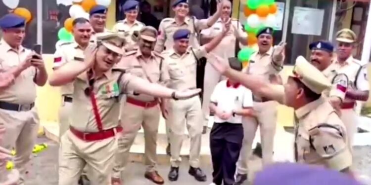 जब खाकी के संग थिरकी देशभक्ति… थाने में पुलिस अधिकारियों का जबरदस्त डांस वायरल, देखें खूबसूरत वीडियो