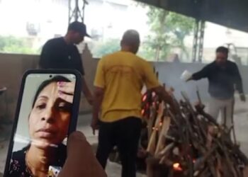 अंतिम संस्कार, वीडियो कॉल और वृद्धाश्रम… अब पिता की तेरहवीं में भी नहीं आईं बेटियां, समाज के लोगों ने निभाईं रस्में