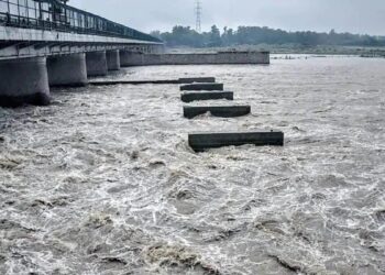 उफनती चंबल नदी के बीच खत्म हुआ डीजल, 40 यात्रियों से भरा स्टीमर फंसा, थमीं सांसें