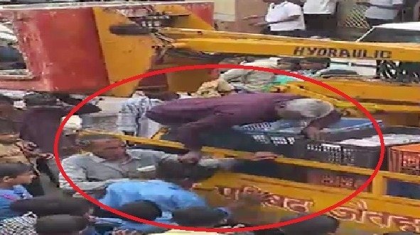 VIDEO: बच्चे ने मांगी मिठाई तो बाल पकड़कर उठाया, MP में नगर परिषद के कर्मचारी की शर्मनाक हरकत
