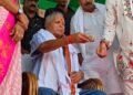 ठेठ बिहारी अंदाज में लालू यादव, कलाकारों को बांटे पैसे