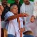 ठेठ बिहारी अंदाज में लालू यादव, कलाकारों को बांटे पैसे