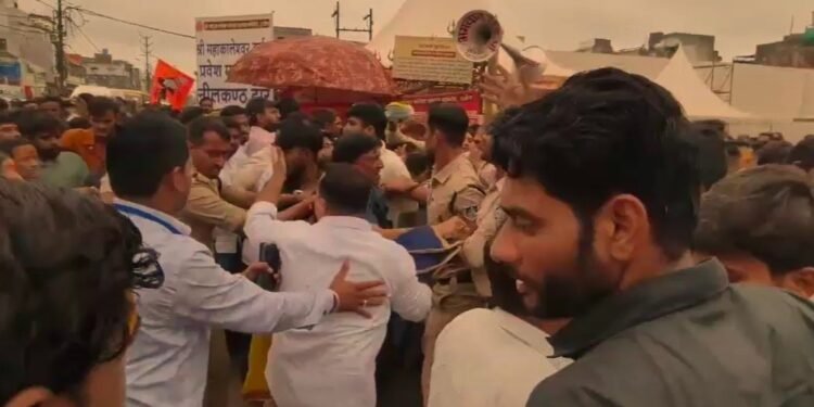 ठसाठस भीड़, बैरेकेडिंग पर गिरा लड़का, फिर संभाले नहीं संभली भीड़… महाकाल मंदिर परिसर में ऐसे बने भगदड़ जैसे हालात
