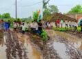 तिरंगा लेकर कीचड़ में स्कूल पहुंचे बच्चे, जर्जर कमरे का प्लास्टर भी गिरा; भोपाल से आई तस्वीरें चौंकाने वाली