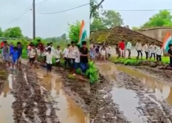 तिरंगा लेकर कीचड़ में स्कूल पहुंचे बच्चे, जर्जर कमरे का प्लास्टर भी गिरा; भोपाल से आई तस्वीरें चौंकाने वाली