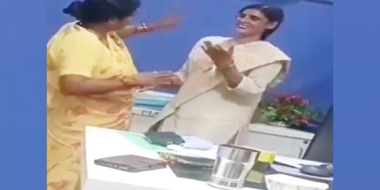 SBI के अंदर भोजपुरी गाने पर डांस का वीडियो वायरल, मैनेजर बोलीं- मेरी छवि धूमिल की जा रही